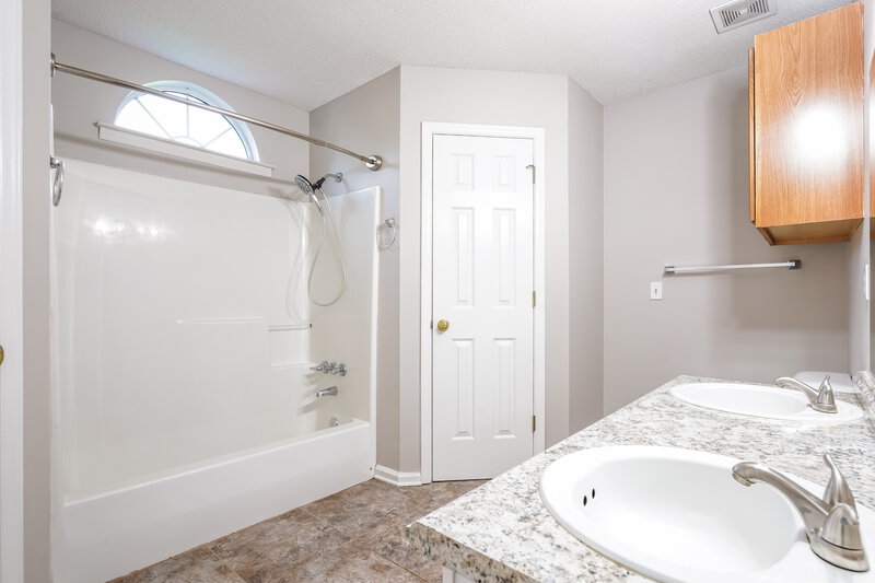 2,970/Mo, 206 Sierra Dr Murfreesboro, TN 37129 Main Bathroom View