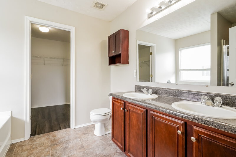 2,650/Mo, 2893 Creekbend Dr Nashville, TN 37207 Main Bathroom View 3