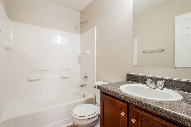 2,650/Mo, 2893 Creekbend Dr Nashville, TN 37207 Bathroom View