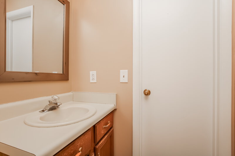 1,925/Mo, 2621 Deerpath Dr Christiana, TN 37037 Main Bathroom View