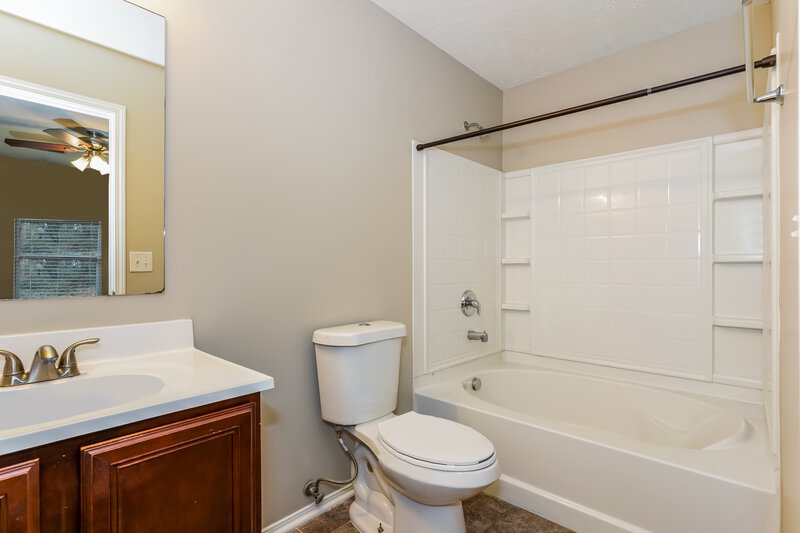 3,570/Mo, 2814 Creekbend Dr Nashville, TN 37207 Main Bathroom View