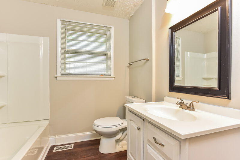 2,410/Mo, 4920 Packard Dr Nashville, TN 37211 Bathroom View