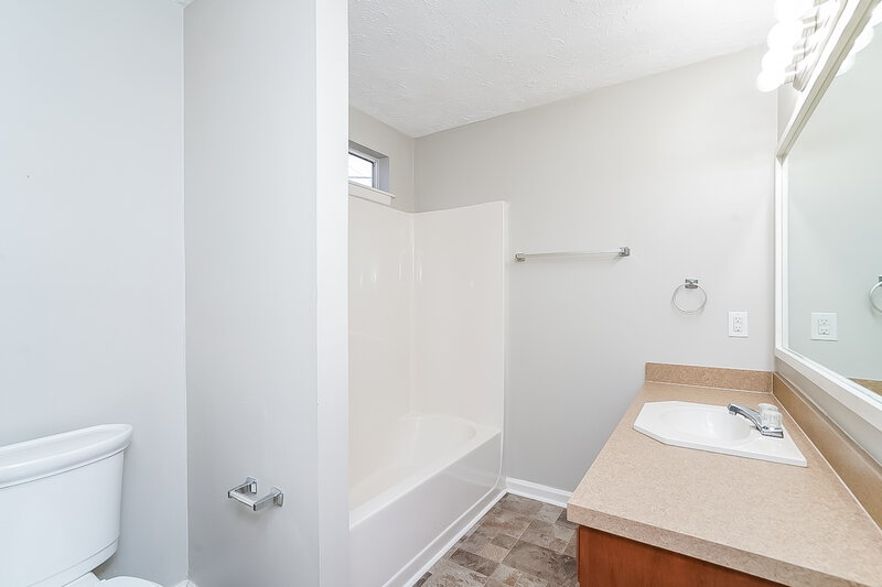 2,820/Mo, 4033 Pepperwood Dr ANTIOCH, TN 37013 Main Bathroom View