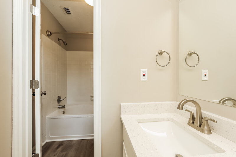 2,295/Mo, 2730 River Bend Dr Nashville, TN 37214 Main Bathroom View 2