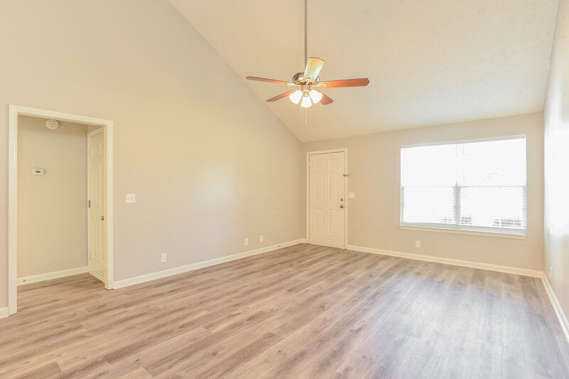 2,005/Mo, 1315 Owasa Trl Murfreesboro, TN 37130 Living Room View 2