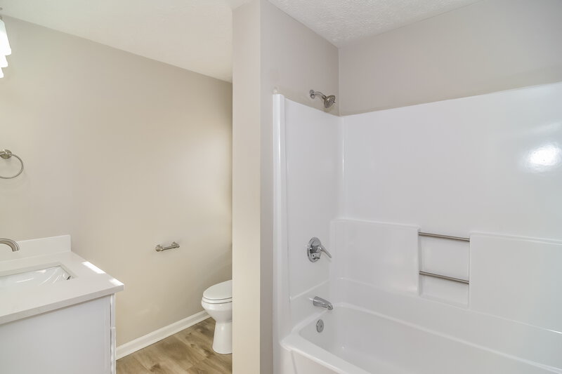 2,080/Mo, 1423 Marymont Dr Murfreesboro, TN 37129 Main Bathroom View