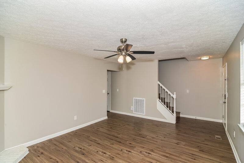 1,975/Mo, 104 River Bend Rd Hendersonville, TN 37075 Living Room View 2