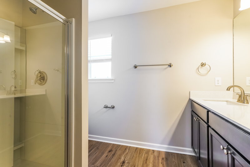 2,025/Mo, 408 Bronson Dr La Vergne, TN 37086 Main Bathroom View