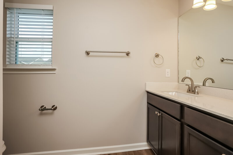 1,905/Mo, 408 Bronson Dr La Vergne, TN 37086 Main Bathroom View