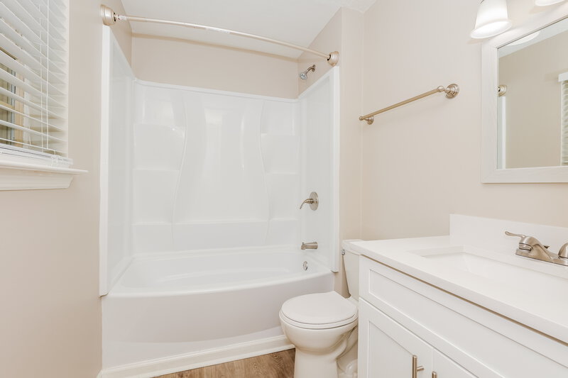 1,610/Mo, 426 Cedar Park Cir La Vergne, TN 37086 Bathroom View 2