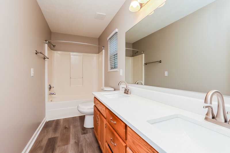 2,325/Mo, 5012 Chadfield Way Antioch, TN 37013 Main Bathroom View