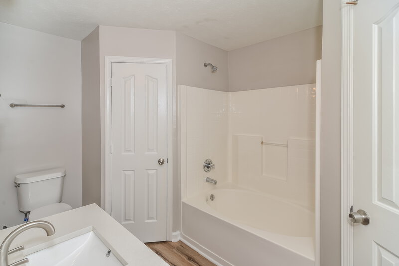2,135/Mo, 3565 Mount View Ridge Dr Antioch, TN 37013 Main Bathroom View