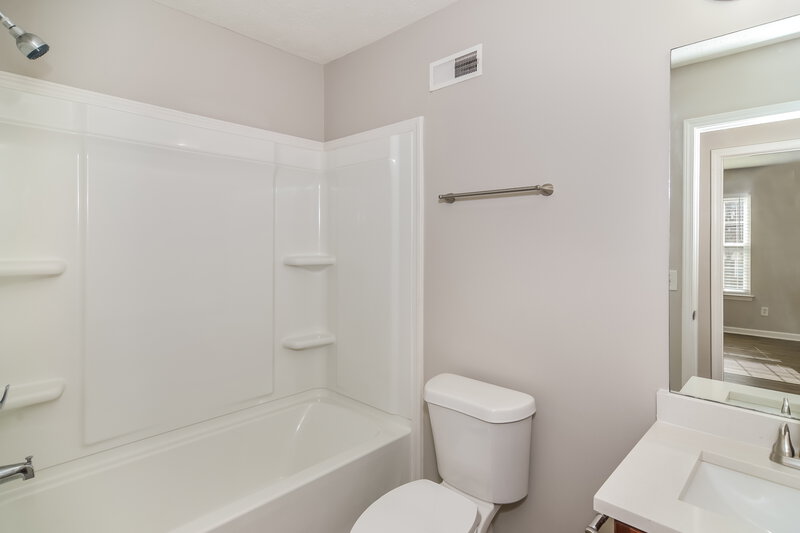2,135/Mo, 3565 Mount View Ridge Dr Antioch, TN 37013 Bathroom View