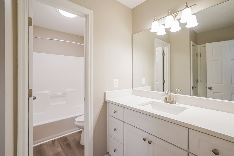 2,205/Mo, 5428 Village Way Nashville, TN 37211 Main Bathroom View