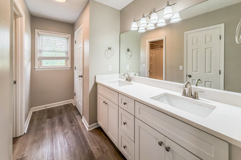 2,245/Mo, 5428 Village Way Nashville, TN 37211 Main Bathroom View