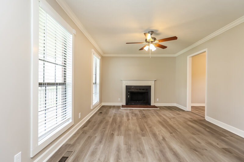 2,220/Mo, 429 Southwood Dr Nashville, TN 37217 Living Room View 2