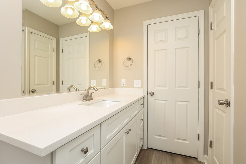 2,220/Mo, 429 Southwood Dr Nashville, TN 37217 Main Bathroom View