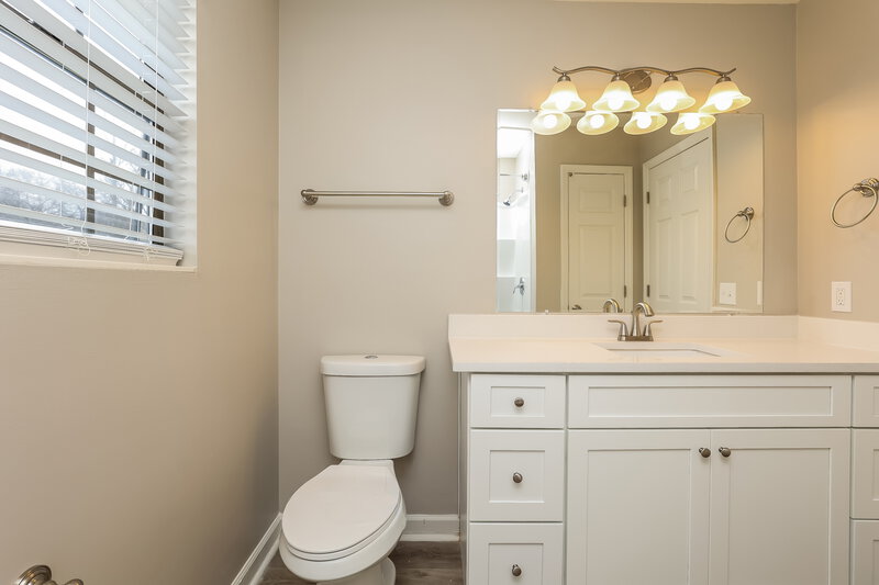 2,220/Mo, 429 Southwood Dr Nashville, TN 37217 Main Bathroom View 2