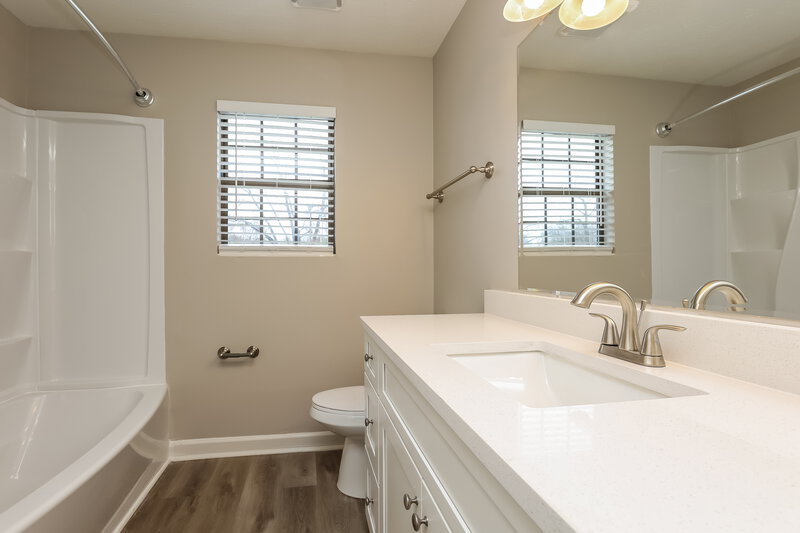 2,220/Mo, 429 Southwood Dr Nashville, TN 37217 Main Bathroom View 3