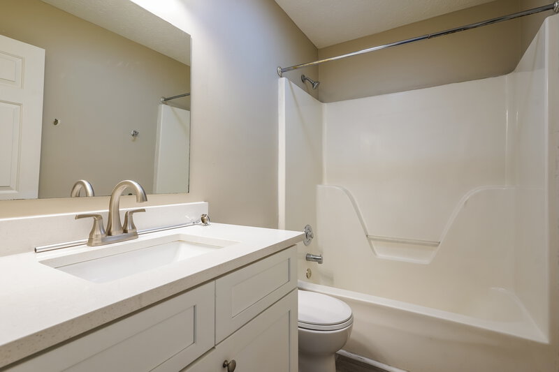 2,870/Mo, 100 E Harbor Hendersonville, TN 37075 Bathroom View 2