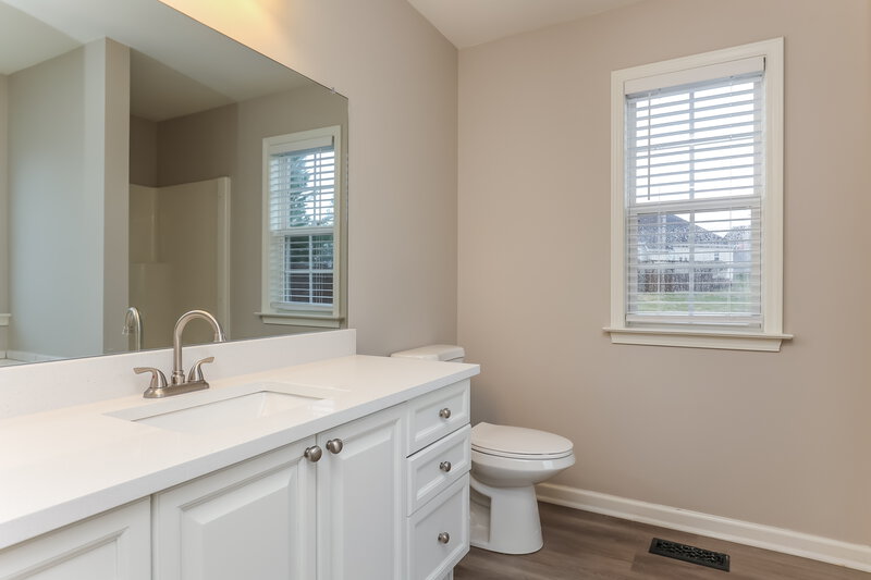 2,380/Mo, 434 N Rocky Top St Gallatin, TN 37066 Main Bathroom View