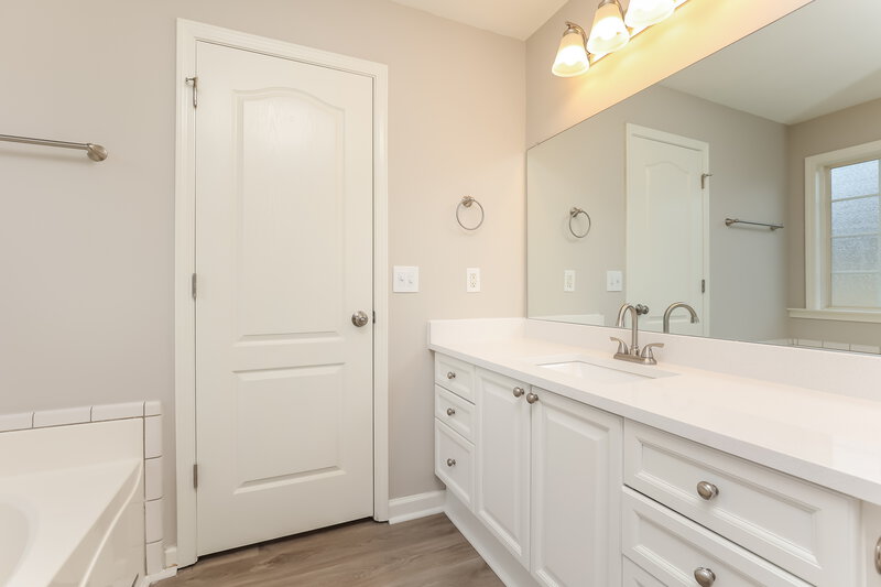 2,380/Mo, 434 N Rocky Top St Gallatin, TN 37066 Main Bathroom View 2