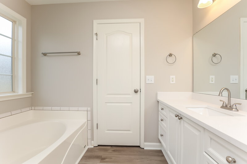 2,380/Mo, 434 N Rocky Top St Gallatin, TN 37066 Main Bathroom View 3