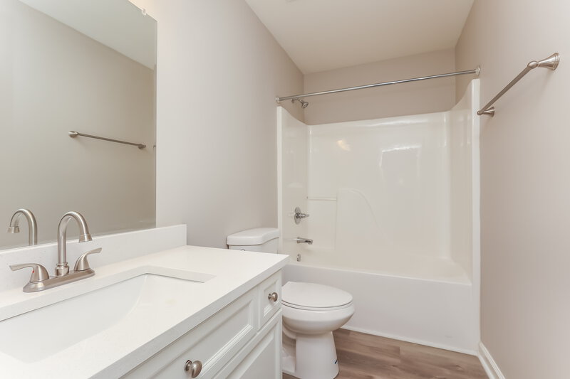 2,380/Mo, 434 N Rocky Top St Gallatin, TN 37066 Bathroom View