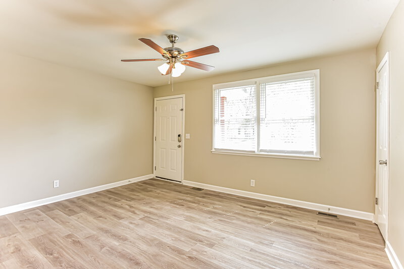 2,265/Mo, 4983 Karen Ray Dr Antioch, TN 37013 Living Room View 3