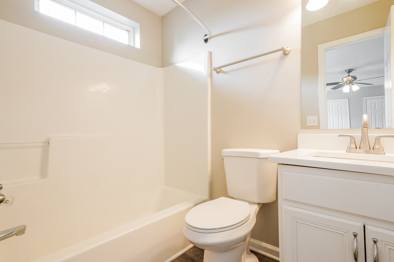 2,180/Mo, 712 Alisa Cv La Vergne, TN 37086 Bathroom View