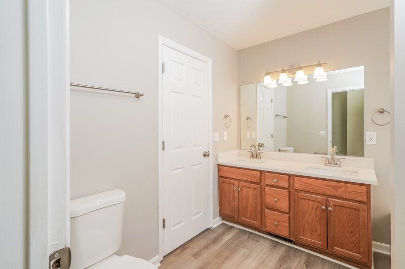 1,825/Mo, 217 Fitzpatrick Pl Nashville, TN 37214 Main Bathroom View 2