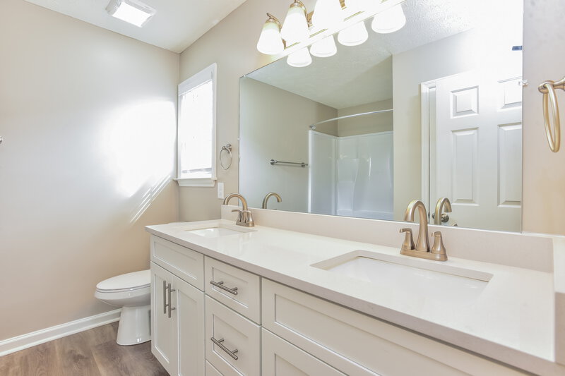 2,305/Mo, 5304 Sunnyvale Dr Antioch, TN 37013 Main Bathroom View