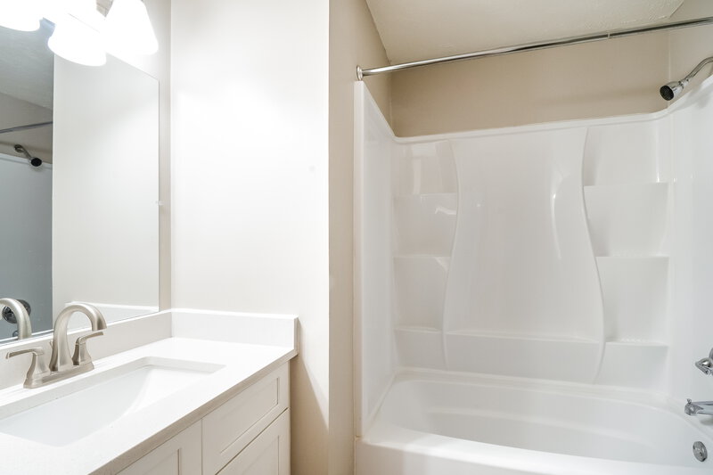 2,310/Mo, 5304 Sunnyvale Dr Antioch, TN 37013 Bathroom View