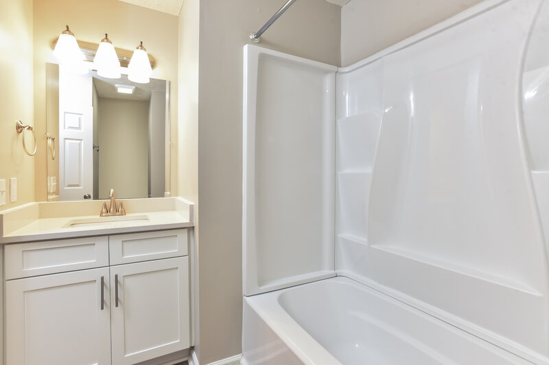 2,305/Mo, 5304 Sunnyvale Dr Antioch, TN 37013 Bathroom View