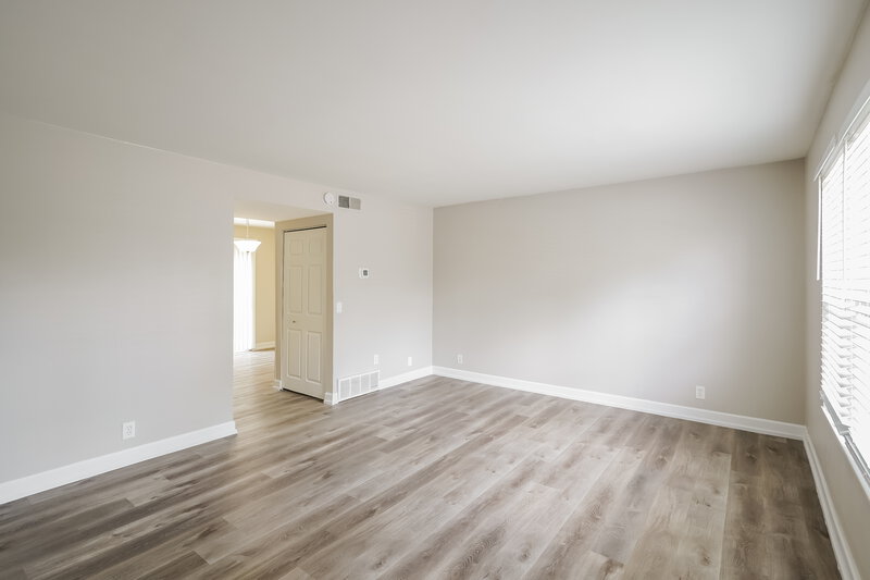 2,265/Mo, 4000 Anderson Rd Apt 53 Nashville, TN 37217 Living Room View 3