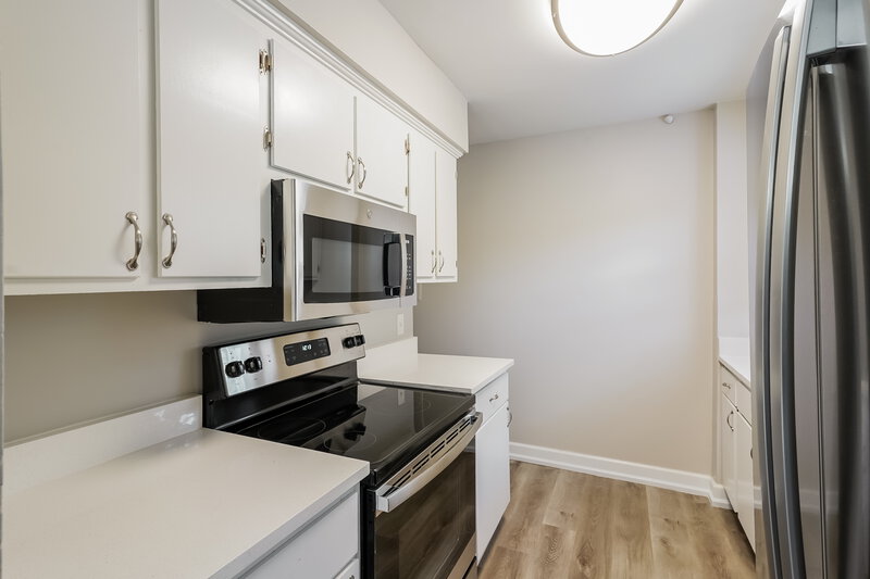 2,265/Mo, 4000 Anderson Rd Apt 53 Nashville, TN 37217 Kitchen View 2