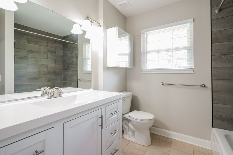 2,265/Mo, 4000 Anderson Rd Apt 53 Nashville, TN 37217 Main Bathroom View
