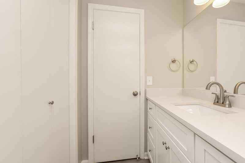 2,400/Mo, 5173 Roxborough Dr Hermitage, TN 37076 Bathroom View 2