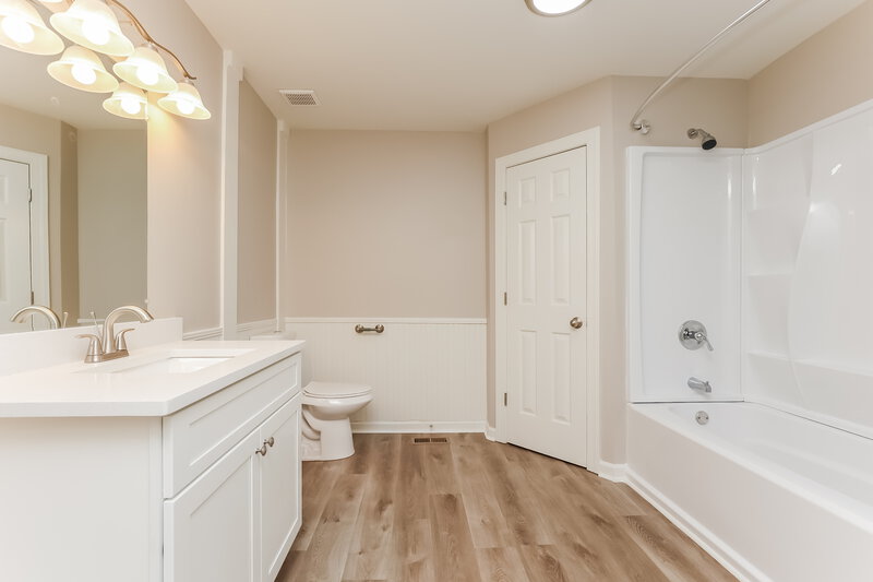 2,150/Mo, 1506 River Rock Blvd Murfreesboro, TN 37128 Main Bathroom View