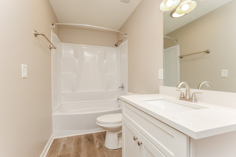 2,150/Mo, 1506 River Rock Blvd Murfreesboro, TN 37128 Bathroom View