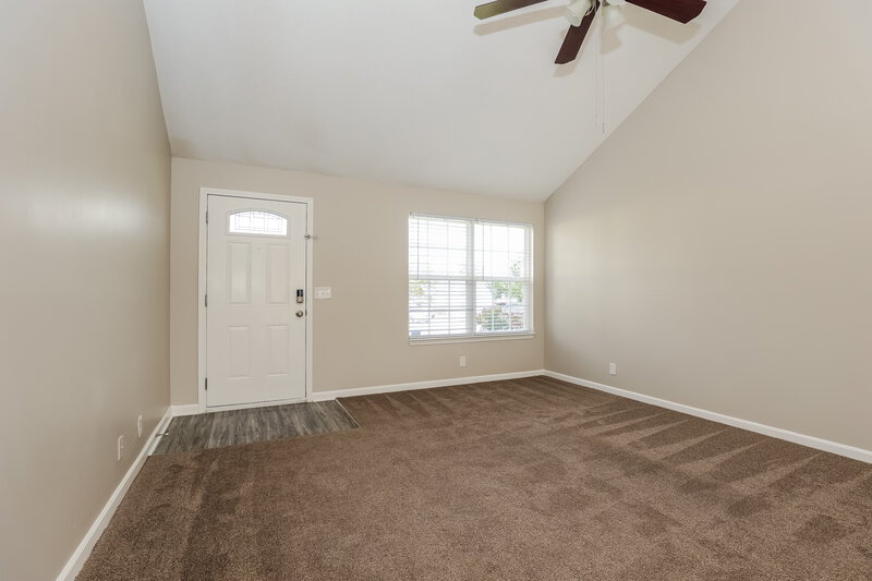 2,070/Mo, 1283 Tiree Dr Murfreesboro, TN 37128 Living Room View 2