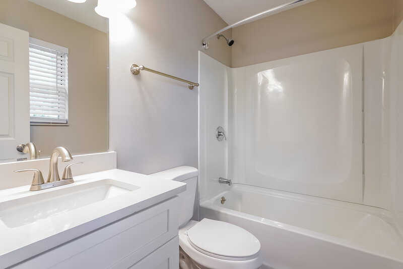 2,290/Mo, 5729 Collinwood Ct Antioch, TN 37013 Main Bathroom View