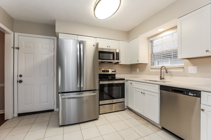 2,350/Mo, 129 Agee Cir E Hendersonville, TN 37075 Kitchen View 2