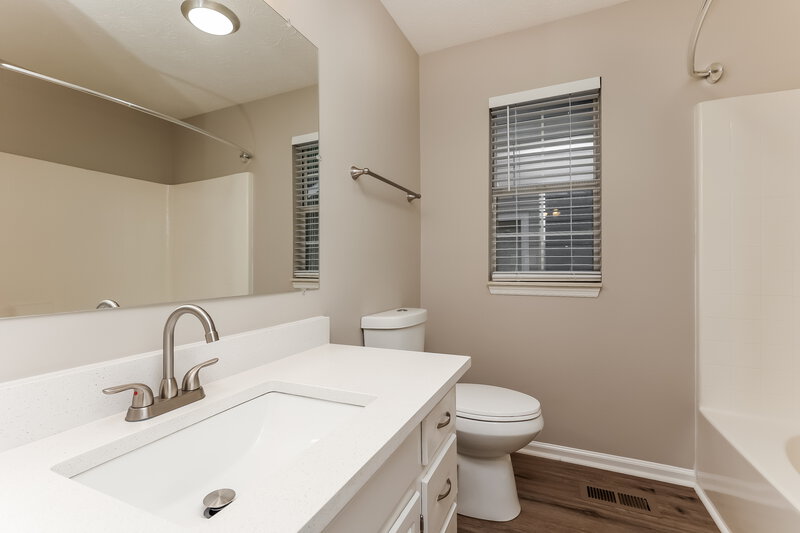 2,350/Mo, 129 Agee Cir E Hendersonville, TN 37075 Main Bathroom View