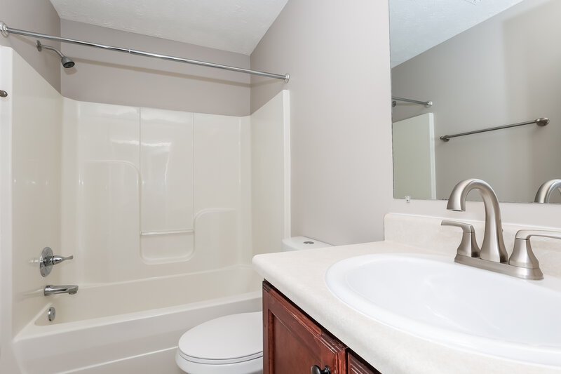2,060/Mo, 607 Rock Glen Trce Smyrna, TN 37167 Main Bathroom View
