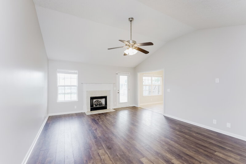 2,100/Mo, 1547 Saint Andrews Dr Murfreesboro, TN 37128 Living Room View 2