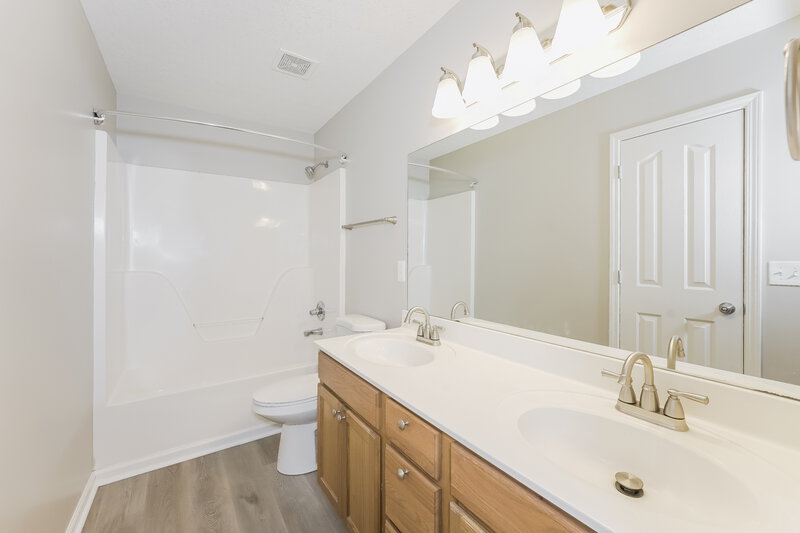2,100/Mo, 1547 Saint Andrews Dr Murfreesboro, TN 37128 Main Bathroom View