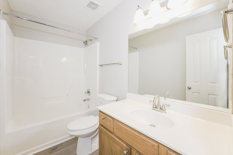 2,100/Mo, 1547 Saint Andrews Dr Murfreesboro, TN 37128 Bathroom View