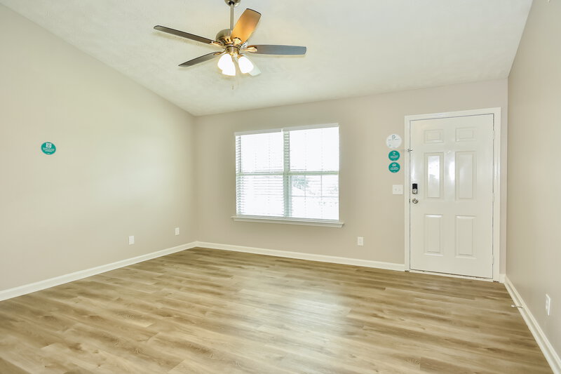 1,785/Mo, 604 Sanders Dr La Vergne, TN 37086 Living Room View 2
