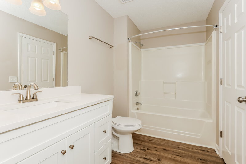 2,535/Mo, 2409 Racquet Club Dr Murfreesboro, TN 37128 Main Bathroom View